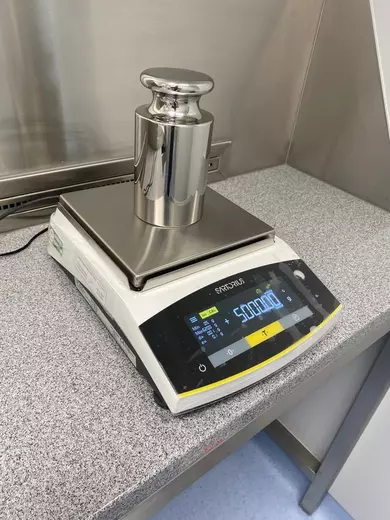 Kalibrace váhy etalonovým závažím