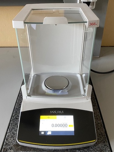 Laboratorní váha při servisní kontrole